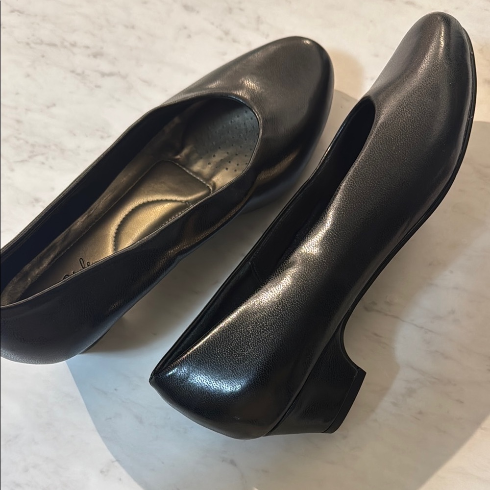 Soft Style Black Flats Sleek Design Classic and versatile